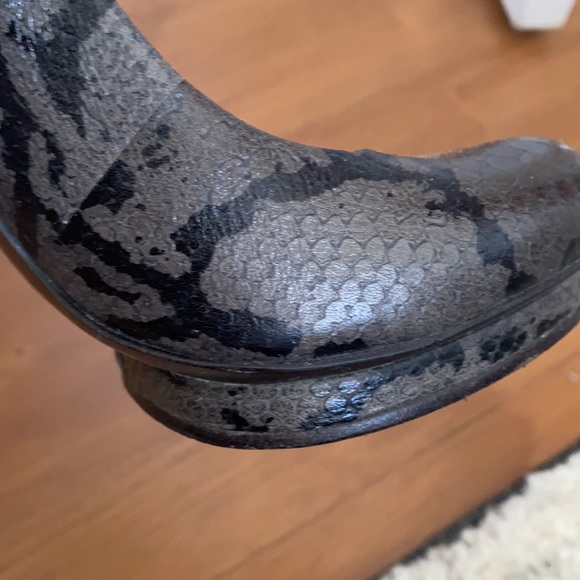 Tory Burch Jude Snakeskin Pump - Picture 10 of 10